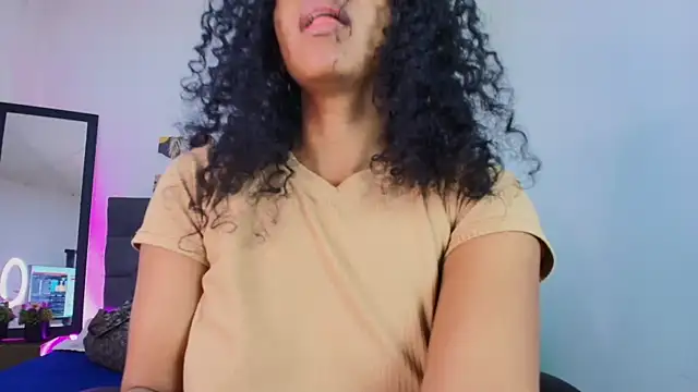 Ellie Alves online show from 9, 9, 2025