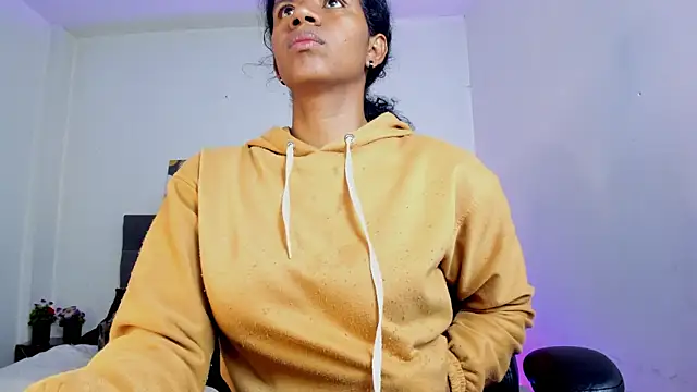 Ellie Alves online show from 6, 10, 2025