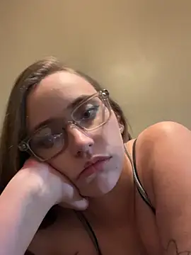 Snapshot of Esmerelda69 chatting on 28, 11, 2025 Esmerelda69 online show from 28, 11, 2025