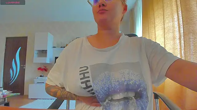 Snapshot of hot_evil_queen chatting on 14, 10, 2025 hot evil queen online show from 14, 10, 2025