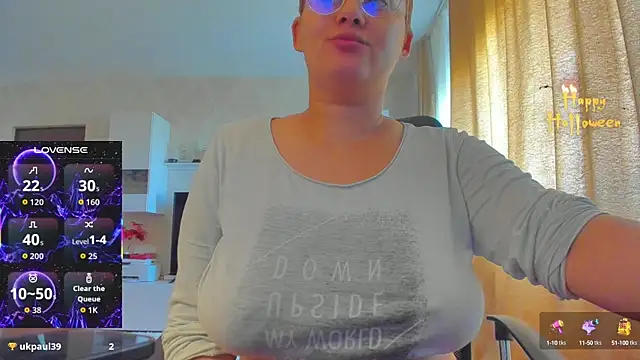 Snapshot of hot_evil_queen chatting on 19, 10, 2025 hot evil queen online show from 19, 10, 2025