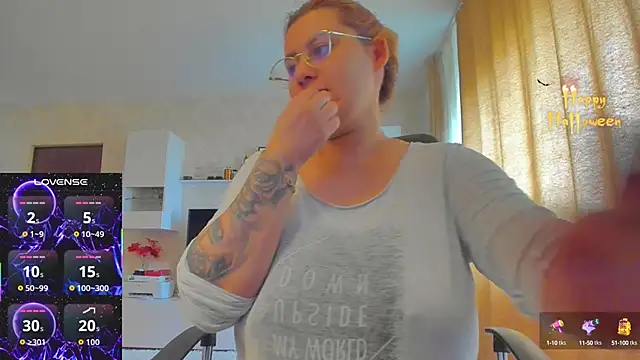 Snapshot of hot_evil_queen chatting on 23, 10, 2025 hot evil queen online show from 23, 10, 2025