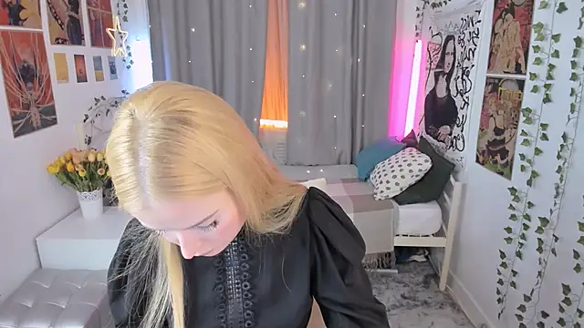 Laly Peach online show from 9, 11, 2025