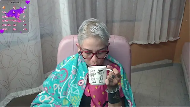 Snapshot of moon_cat85 chatting on 20, 6, 2026 moon cat85 online show from 20, 6, 2026