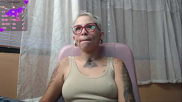 Snapshot of moon_cat85 chatting on 23, 6, 2026 moon cat85 online show from 23, 6, 2026