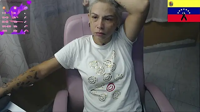 Snapshot of moon_cat85 chatting on 30, 6, 2026 moon cat85 online show from 30, 6, 2026