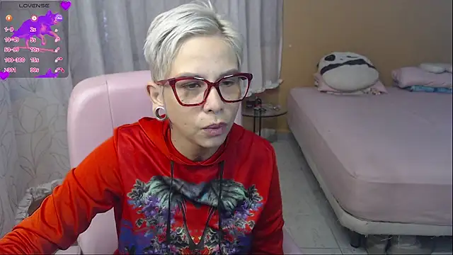 Snapshot of moon_cat85 chatting on 8, 7, 2026 moon cat85 online show from 8, 7, 2026