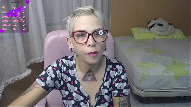 Snapshot of moon_cat85 chatting on 15, 7, 2026 moon cat85 online show from 15, 7, 2026