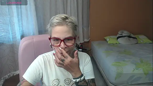 Snapshot of moon_cat85 chatting on 17, 7, 2026 moon cat85 online show from 17, 7, 2026