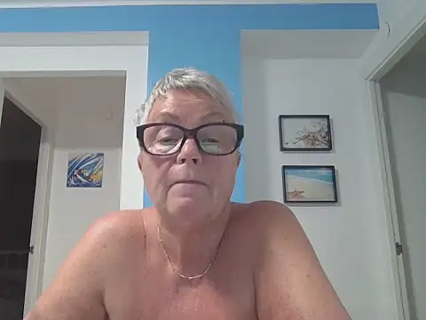 GrannyChrissy68 online show from 26, 9, 2025