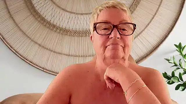 GrannyChrissy68 online show from 15, 4, 2026
