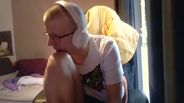 Snapshot of David250692 chatting on 24, 11, 2025 David250692 online show from 24, 11, 2025