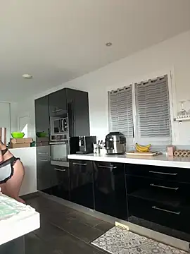 Clara-xoxo online show from 28, 1, 2025