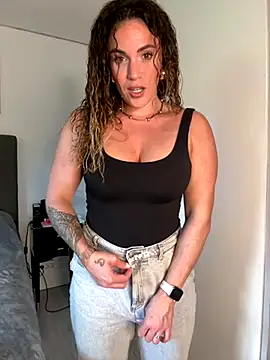 Clara-xoxo online show from 3, 10, 2025