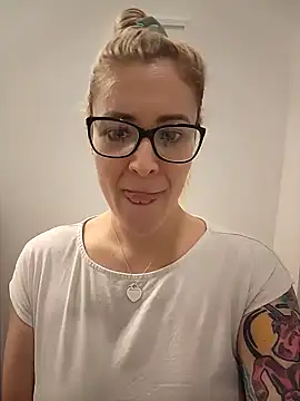 Snapshot of HollyTattoo chatting on 14, 1, 2025 HollyTattoo online show from 14, 1, 2025