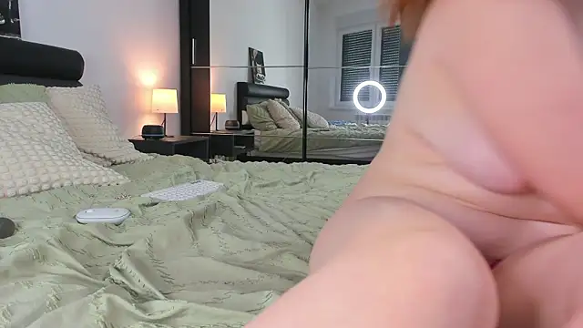 Snapshot of YammyPie chatting on 2, 2, 2025 YammyPie online show from 2, 2, 2025