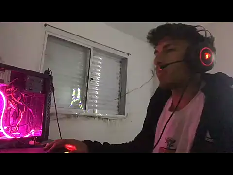 Snapshot of axel2leiva chatting on 13, 10, 2025 axel2leiva online show from 13, 10, 2025