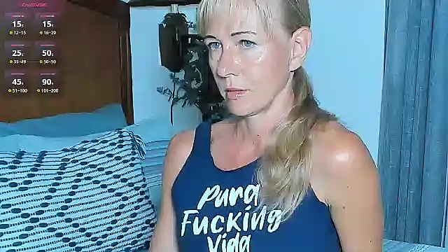 Snapshot of Christine_35 chatting on 20, 10, 2025 Christine 35 online show from 20, 10, 2025