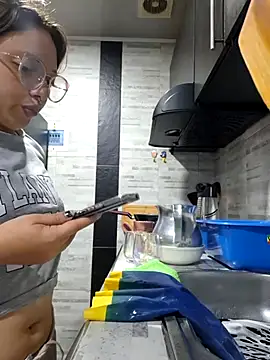 Snapshot of linda-schmidt chatting on 23, 12, 2024 linda-schmidt online show from 23, 12, 2024