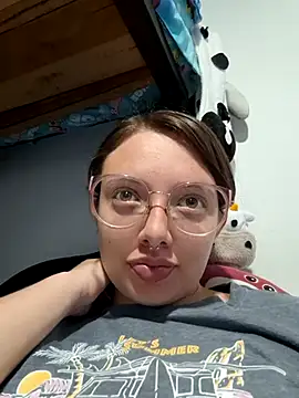 Snapshot of linda-schmidt chatting on 8, 3, 2025 linda-schmidt online show from 8, 3, 2025