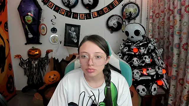 Snapshot of linda-schmidt chatting on 7, 10, 2025 linda-schmidt online show from 7, 10, 2025