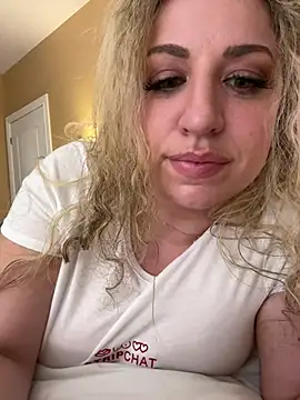 Snapshot of miamellycious chatting on 4, 2, 2025 miamellycious online show from 4, 2, 2025