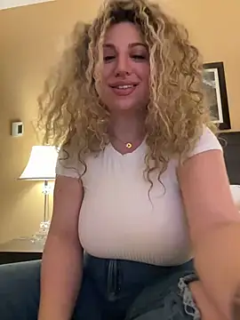 Snapshot of miamellycious chatting on 21, 2, 2025 miamellycious online show from 21, 2, 2025