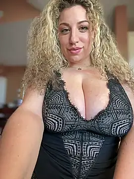 Snapshot of miamellycious chatting on 19, 3, 2025 miamellycious online show from 19, 3, 2025