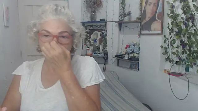 Snapshot of FunnyGrandma chatting on 26, 9, 2025 FunnyGrandma online show from 26, 9, 2025