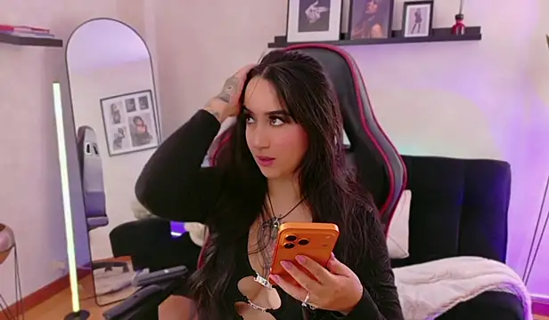 EmmyEvans1 online show from 25, 3, 2026