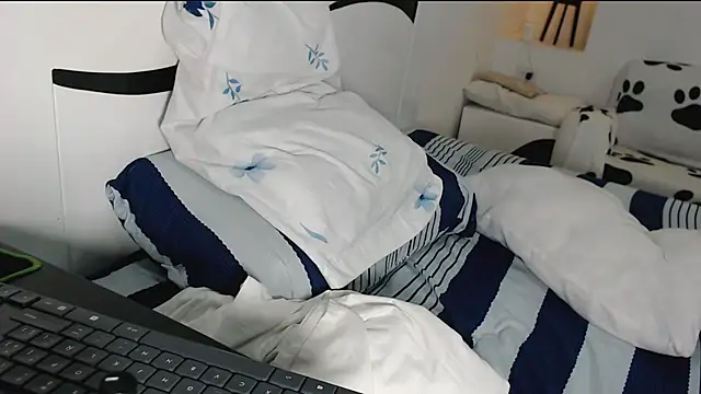 Snapshot of yina-rosse chatting on 13, 10, 2025 yina-rosse online show from 13, 10, 2025