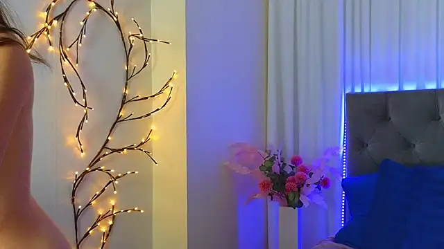 Ariana Petite online show from 29, 4, 2026