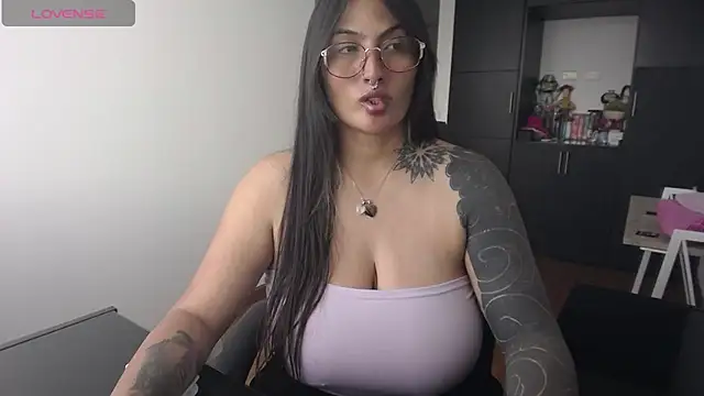 Snapshot of michell_fun23 chatting on 24, 10, 2025 michell fun23 online show from 24, 10, 2025