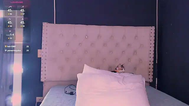 Snapshot of valen_thompson chatting on 5, 1, 2025 valen thompson online show from 5, 1, 2025