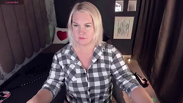 YolandaKiss online show from 16, 10, 2025