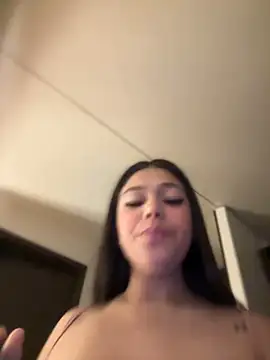 Snapshot of Alyshanon18 chatting on 8, 1, 2025 Alyshanon18 online show from 8, 1, 2025