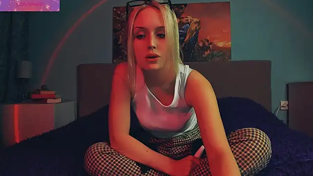 Snapshot of Linda_Roxy chatting on 2, 3, 2025 Linda Roxy online show from 2, 3, 2025