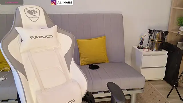 Snapshot of aliiiiiina chatting on 2, 1, 2025 aliiiiiina online show from 2, 1, 2025