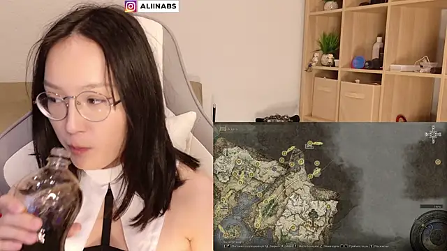 Snapshot of aliiiiiina chatting on 5, 1, 2025 aliiiiiina online show from 5, 1, 2025