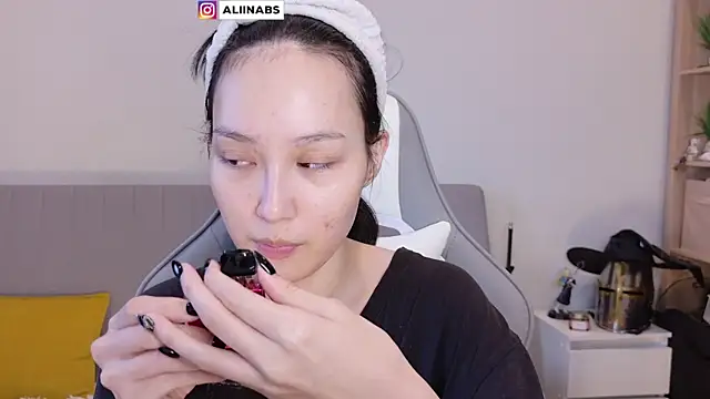 Snapshot of aliiiiiina chatting on 26, 1, 2025 aliiiiiina online show from 26, 1, 2025