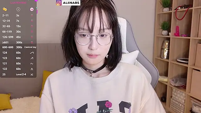 Snapshot of aliiiiiina chatting on 6, 2, 2025 aliiiiiina online show from 6, 2, 2025