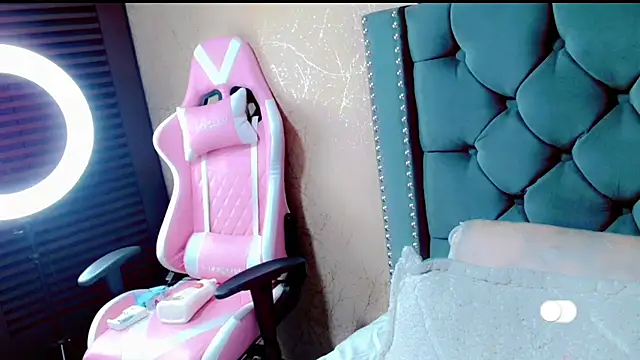 Imannejulienne online show from 8, 1, 2025