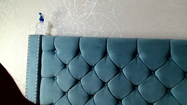 Imannejulienne online show from 6, 11, 2025