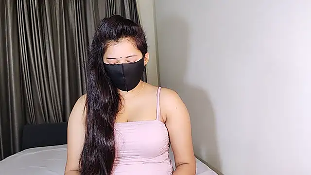 YourLovelyQueen online show from 8, 12, 2024
