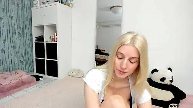 Snapshot of KenzieDawton chatting on 13, 3, 2026 KenzieDawton online show from 13, 3, 2026