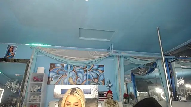 Snapshot of ADRIANNA_FOX chatting on 7, 6, 2026 ADRIANNA FOX online show from 7, 6, 2026
