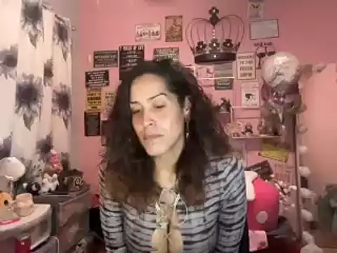 Snapshot of latinacubana chatting on 5, 1, 2025 latinacubana online show from 5, 1, 2025