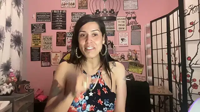 Snapshot of latinacubana chatting on 5, 2, 2025 latinacubana online show from 5, 2, 2025