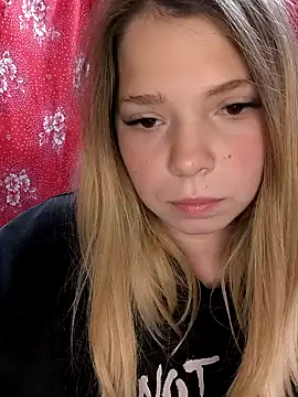 Snapshot of Zuli_Kiska chatting on 7, 10, 2025 Zuli Kiska online show from 7, 10, 2025