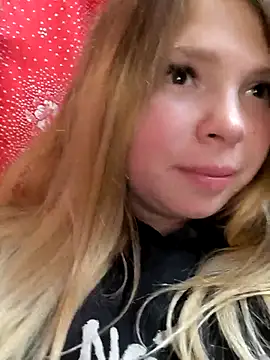 Snapshot of Zuli_Kiska chatting on 8, 10, 2025 Zuli Kiska online show from 8, 10, 2025